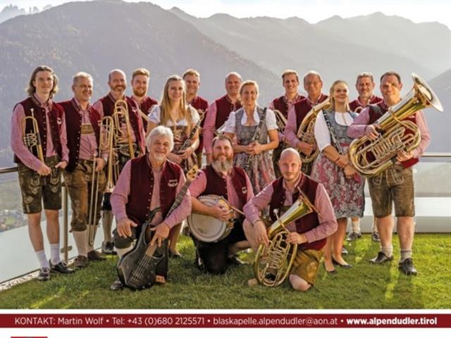 eine Gruppe von Menschen, die mit Musikinstrumenten für ein Foto posieren